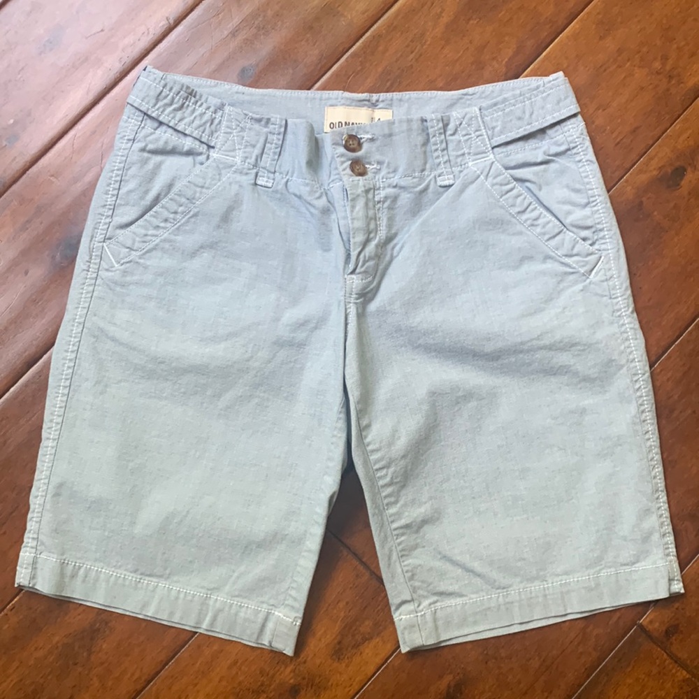 Old Navy women’s shorts. Size 4. Stretchy for comfort